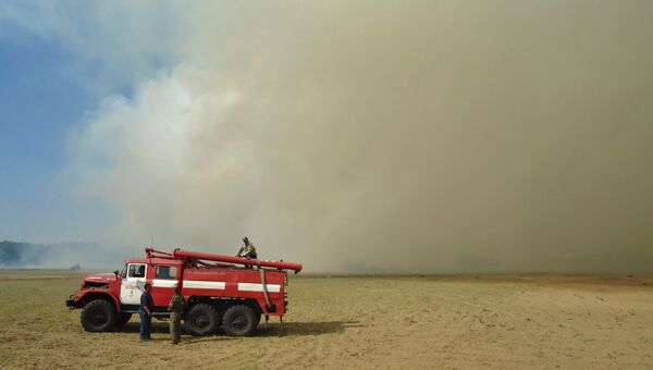 Пожарные машины на месте пожара на Украине. Архивное фото
