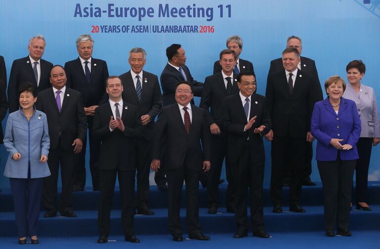 Совместное фотографирование глав делегаций стран - участниц 11-го саммита форума Азия - Европа в Улан-Баторе Совместное фотографирование глав делегаций стран - участниц 11-го саммита форума Азия - Европа в Улан-Баторе