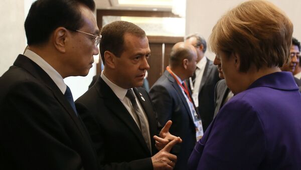 Председатель правительства Рф Дмитрий Медведев и федеральный канцлер ФРГ Ангела Меркель на саммите АСЕМ. Архивное фото