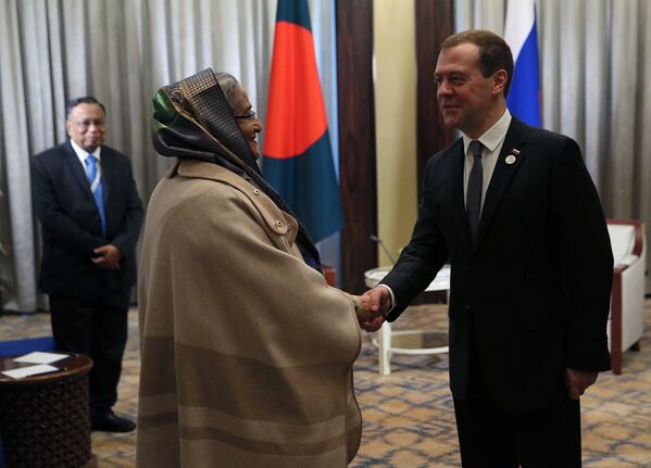 Председатель правительства РФ Дмитрий Медведев во время встречи на полях 11-го саммита форума Азия – Европа (АСЕМ) в Улан-Баторе с премьер-министром Народной Республики Бангладеш Шейх Хасиной
