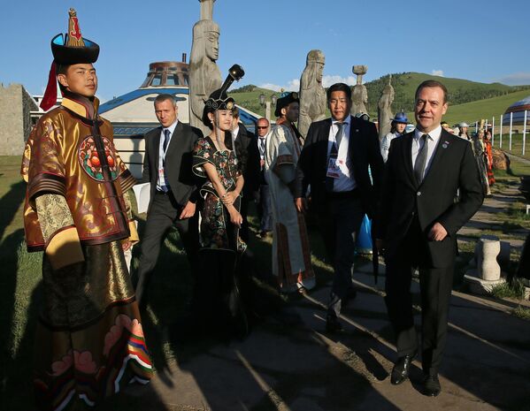 Председатель правительства РФ Дмитрий Медведев во время посещения культурно-исторического комплекса Ставка Чингисхана, где проходит фестиваль кочевников Надом