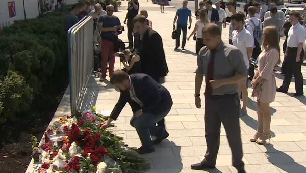 Цветы и свечи у посольства Франции: москвичи почтили память погибших в Ницце