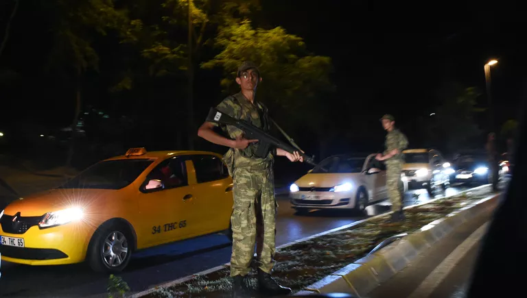 Военные на улице Стамбула, Турция Военные на улице Стамбула, Турция