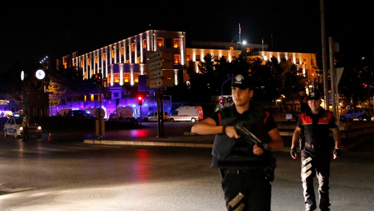 Сотрудники турецкой полиции возле здания военного штаба в Анкаре