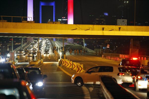 Военные перекрыли движение на Босфорском мосту в Стамбуле, Турция