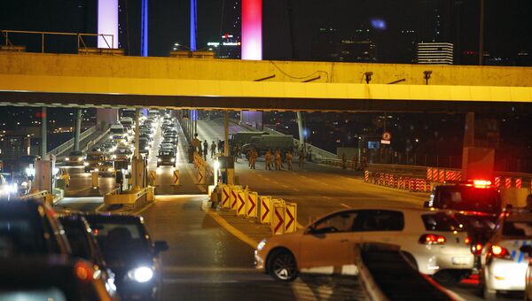 Военные перекрыли движение на Босфорском мосту в Стамбуле, Турция. Архивное фото