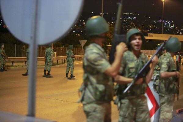 Военные у моста через пролив Босфор в Стамбуле