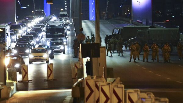 Ситуация на мосту через пролив Босфор в Стамбуле. 16 июля 2016