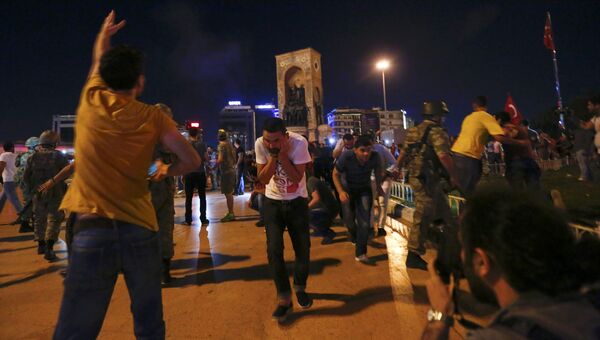 Разгон сторонников Эрдогана на площади Таксим. 16 июля 2016