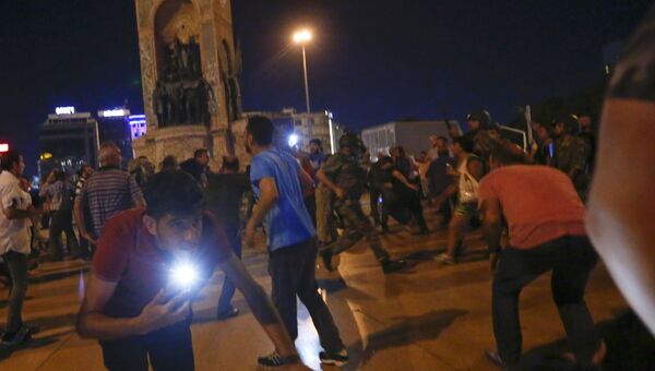 Столкновения сторонников Эрдогана с военными на площади Таксим в Стамбуле. 16 июля 2016