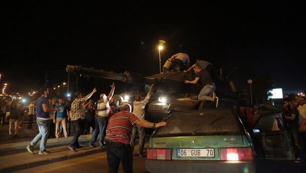 Люди пытаются остановить танк на улице Стамбула. Архивное фото