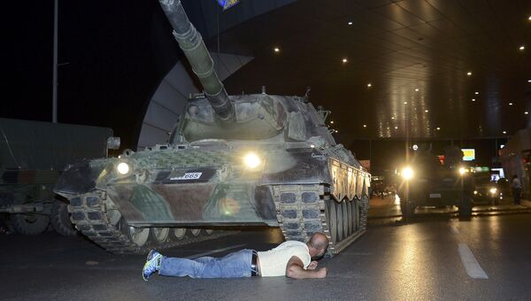 Человек пытается не пропустить танк турецкой армии у аэропорта Ататюрка. 16 июля 2016