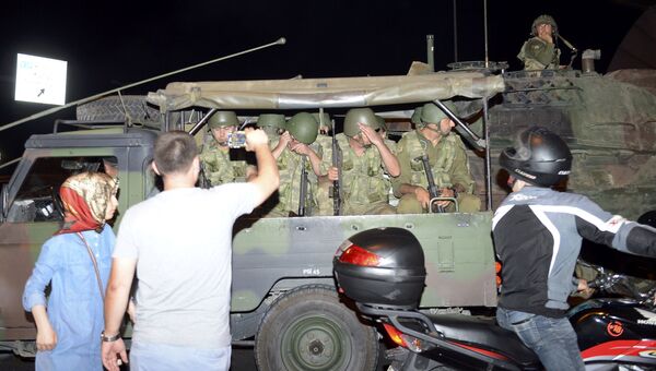 Солдаты турецкой армии у аэропорта Ататюрка. 16 июля 2016