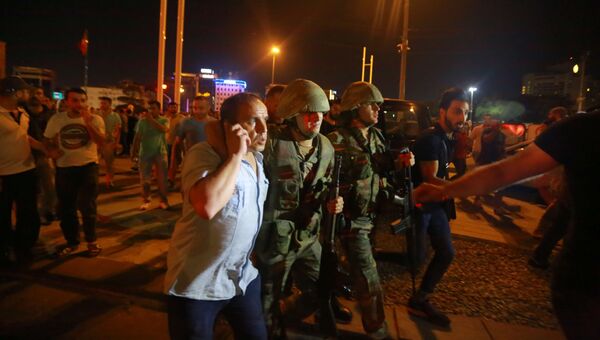 Солдаты и гражданские на улице в Стамбуле. 16 июля 2016