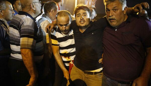 Раненый на площади Таксим в Стамбуле. 16 июля 2016