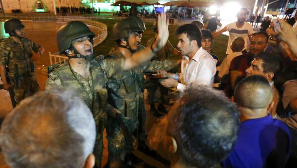 Военные на площади Таксим в Стамбуле. 16 июля 2016