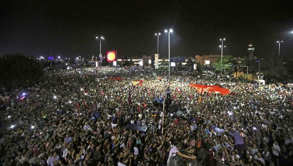 Люди около аэропорта Ататюрка в Стамбуле. 16 июля 2016