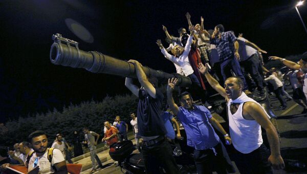 Люди на танке в Анкаре, Турция