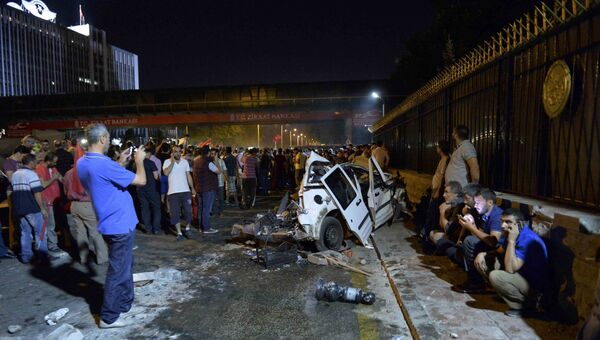 Обломки полицейской машины в Анкаре, Турция
