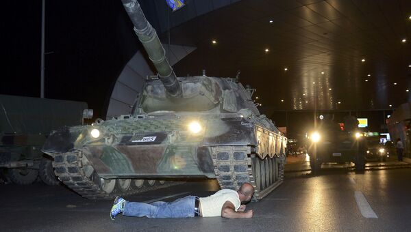Человек пытается блокировать танк в аэропорту Ататюрка. Стамбул, Турция