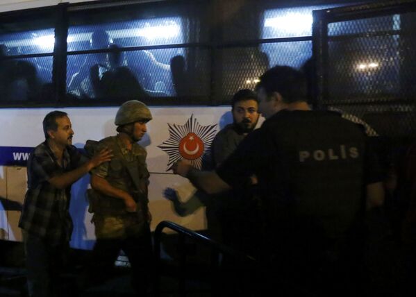 Турецкие военные сдаются полиции в Стамбуле, Турция