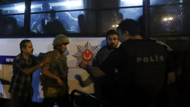 Турецкие военные сдаются полиции в Стамбуле, Турция Турецкие военные сдаются полиции в Стамбуле, Турция