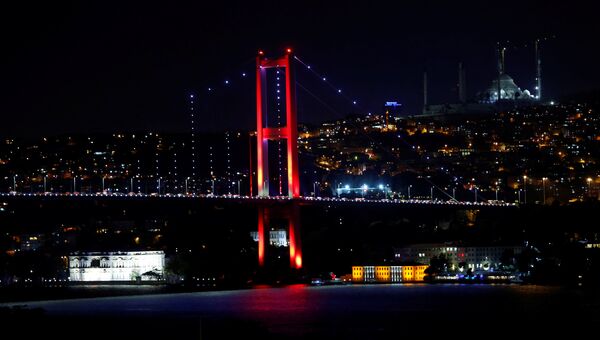 Мост через пролив Босфор в Стамбуле. 16 июля 2016