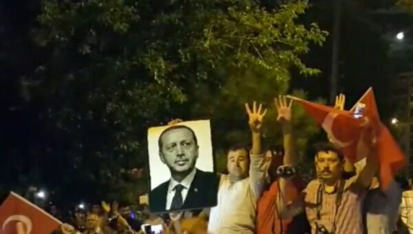 Жители Стамбула вышли с портретом Эрдогана на акцию против военного переворота