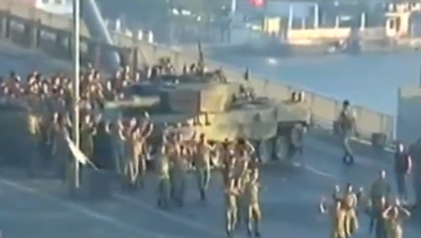 В сети появилось видео, как мятежники в Стамбуле сдаются властям