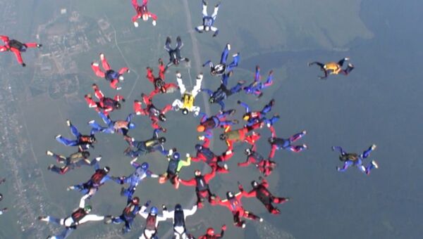 Цветок в небе над Коломной: как 106 парашютистов установили новый рекорд