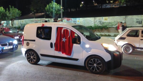 Первая после попытки военного переворота ночь в Стамбуле