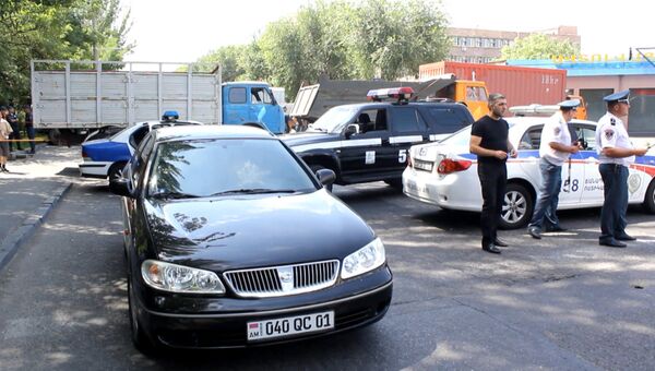 Вооруженные люди захватили здание полиции в Ереване. Съемка с места ЧП