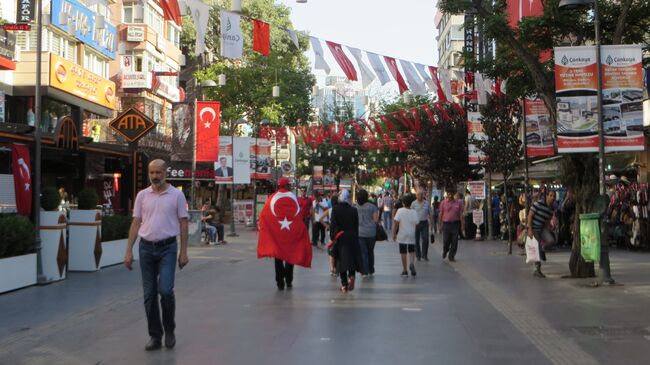 Прохожие в центре турецкой столицы