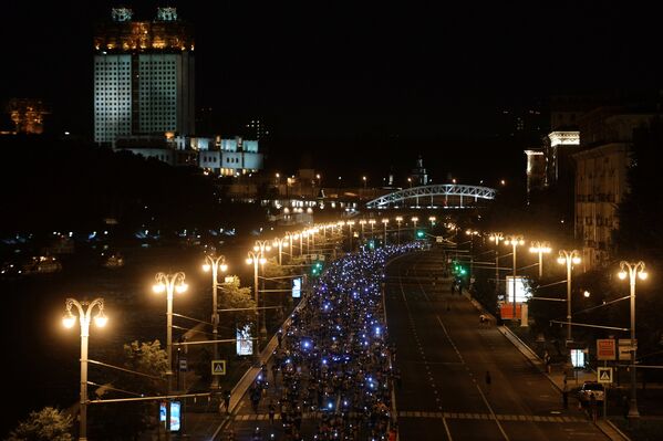 Участники ночного забега 2016 в Москве