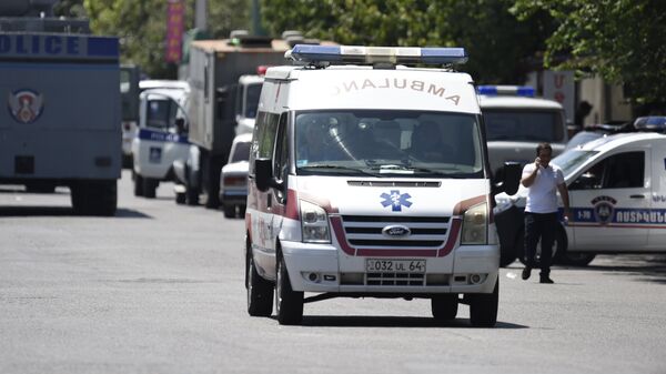 Автомобиль скорой помощи у захваченного здания отделения полиции в районе Эребуни на окраине Еревана