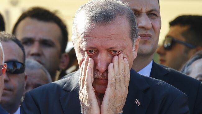 Президент Турции Реджеп Тайип Эрдоган во время похорон погибших в результате попытки военного переворота