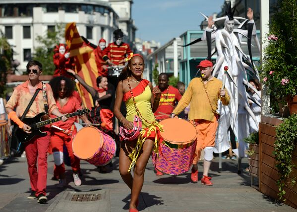 Участники большого испанского карнавала, проходящего в рамках фестиваля Московское варенье. Дары природы