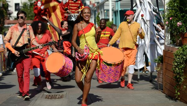 Участники большого испанского карнавала, проходящего в рамках фестиваля Московское варенье. Дары природы