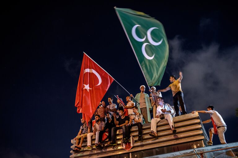 Демонстранты с турецким и османским флагами на площади Таксим в Стамбуле Демонстранты с турецким и османским флагами на площади Таксим в Стамбуле