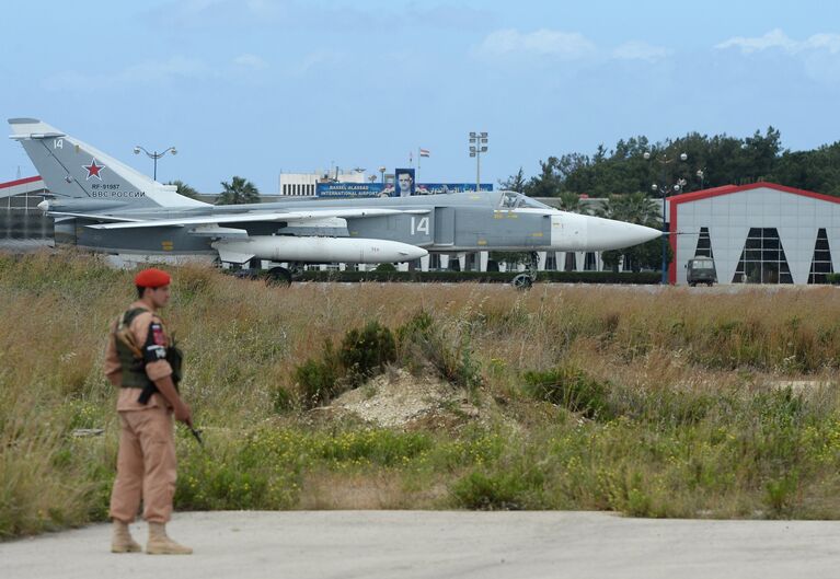 Российский самолет Су-24 на взлетно-посадочной полосе на авиабазе Хмеймим в Сирии