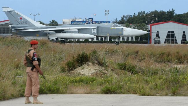 Российский самолет Су-24 на взлетно-посадочной полосе на авиабазе Хмеймим в Сирии. Архивное фото