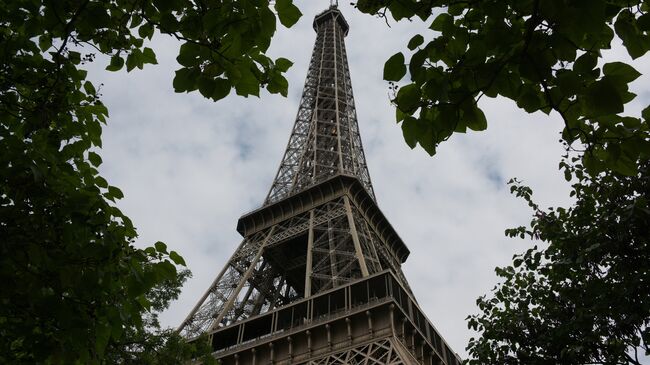Эйфелева башня в Париже. Архивное фот