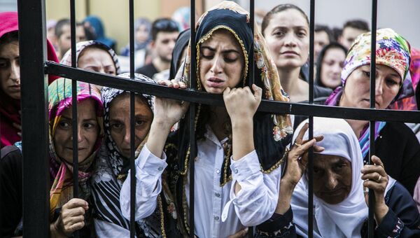 Женщины во время похорон погибших в результате попытки военного переворота