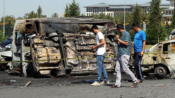 Сожженые автомобили у президентского дворца в Анкаре во время попытки переворота. Архивное фото