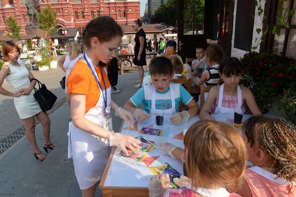 Дети на открытии фестиваля Московское варенье. Дары природы