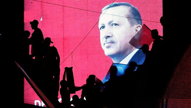 Cторонники президента Турции Тайипа Эрдогана во время проправительственной демонстрации в Анкаре