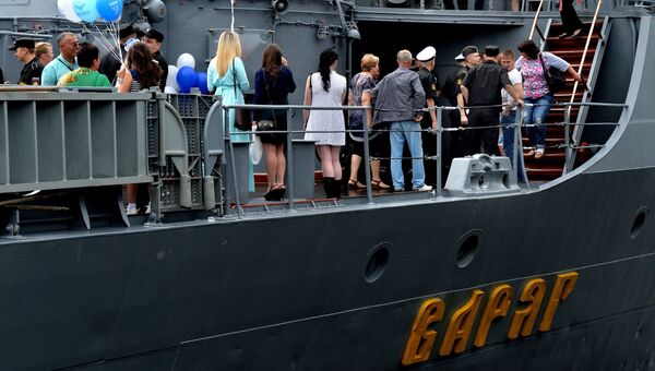 Моряки гвардейского ракетного крейсера Варяг во время встречи с родными и близкими в главной базе Тихоокеанского флота в городе Владивосток