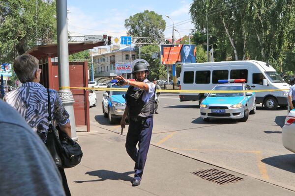 Последствия перестрелки возле отделения полиции в Алма-Ате Последствия перестрелки возле отделения полиции в Алма-Ате