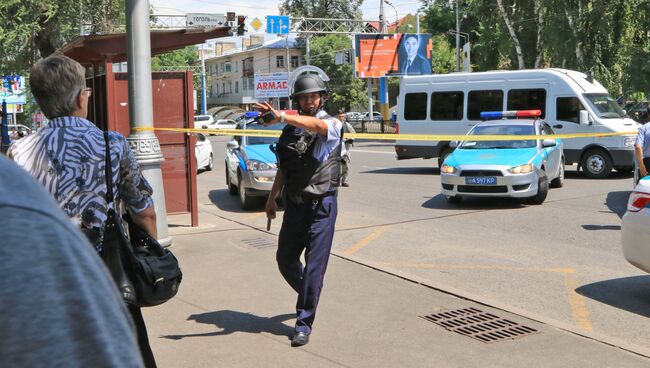 Последствия перестрелки возле отделения полиции в Алма-Ате