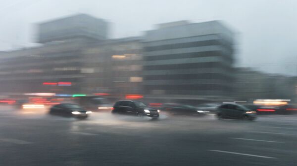 Автомобили едут в Москве во время сильного дождя. Архивное фото